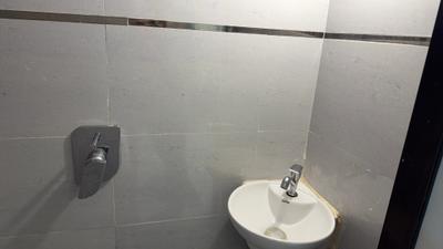 Bathroom Image of 275 Sq.ft 1 RK Apartment / Flat for rent in Powai Mumbai for Rs. 33000