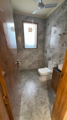 Bathroom Image of 1080 Sq.ft 1 RK Studio for rent in DLF Pink Town House, DLF Phase 3 Gurgaon for Rs. 25000