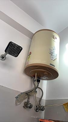 Bathroom Image of 400 Sq.ft 1 BHK Apartment / Flat for rent in ISBT Dehradun Dehradun for Rs. 17000