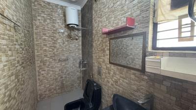 Bathroom Image of 700 Sq.ft 1 BHK Builder Floor for rent in Sector 57 Gurgaon for Rs. 25000