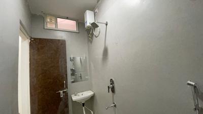 Bathroom Image of 450 Sq.ft 1 BHK Apartment / Flat for rent in Mahalakshmi Nagar Indore for Rs. 18000