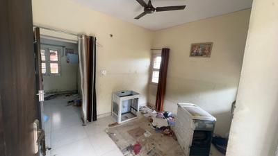 Bedroom Image of 1000 Sq.ft 2.5 BHK Apartment / Flat for sale in GH 14 DDA MIG, Paschim Vihar New Delhi for Rs. 12500000
