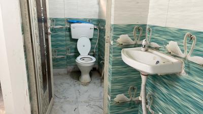 Bathroom Image of 425 Sq.ft 1 BHK Independent House for rent in Keshtopur Kolkata for Rs. 7300