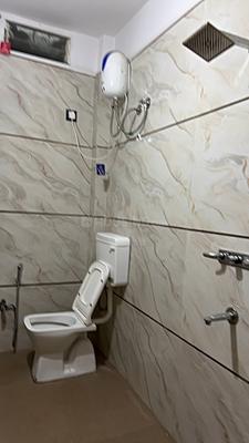 Bathroom Image of 700 Sq.ft 1 BHK Apartment / Flat for rent in Scheme No 114 Indore for Rs. 18000