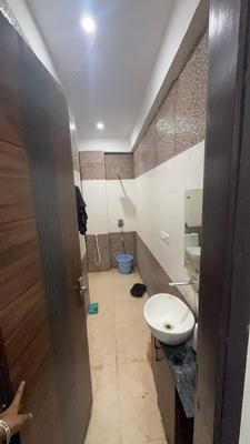 Bathroom Image of 800 Sq.ft 1 RK Apartment / Flat for rent in Palam Vihar Extension Gurgaon for Rs. 13000