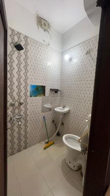 Bathroom Image of 200 Sq.ft 1 RK Apartment / Flat for rent in Yusuf Sarai New Delhi for Rs. 12500