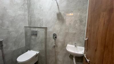 Bathroom Image of 600 Sq.ft 1 BHK Apartment / Flat for rent in Scheme No 114 Indore for Rs. 22000
