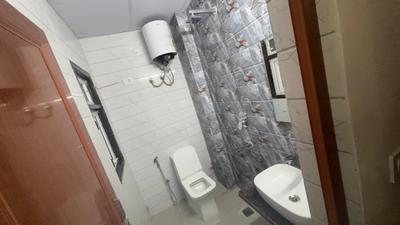 Bathroom Image of 250 Sq.ft 1 RK Apartment / Flat for rent in DLF Phase 3 Gurgaon for Rs. 15000