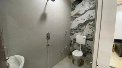 Bathroom Image of 450 Sq.ft 1 BHK Apartment / Flat for rent in Mahalakshmi Nagar Indore for Rs. 18000