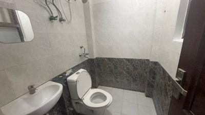 Bathroom Image of 700 Sq.ft 1 BHK Builder Floor for rent in Sector 57 Gurgaon for Rs. 20000
