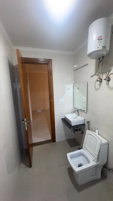 Bathroom Image of 600 Sq.ft 1 RK Apartment / Flat for rent in Vasant Kunj New Delhi for Rs. 23000