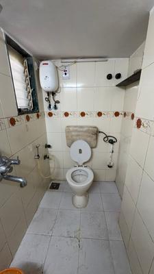 Bathroom Image of 450 Sq.ft 1 BHK Apartment / Flat for rent in Malad West Mumbai for Rs. 35000