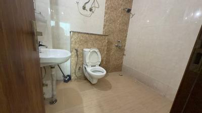 Bathroom Image of 855 Sq.ft 1 RK Builder Floor for rent in Suncity Township, Sector 54 Gurgaon for Rs. 24000