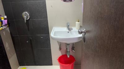 Bathroom Image of 550 Sq.ft 1 BHK Apartment / Flat for sale in Conwood Astoria, Goregaon East Mumbai for Rs. 13000000