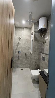 Bathroom Image of 990 Sq.ft 1 BHK Builder Floor for rent in DLF Phase 3 Gurgaon for Rs. 34900