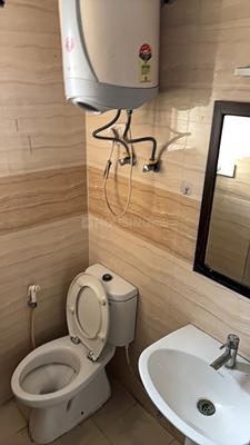 Bathroom Image of 450 Sq.ft 1 RK Apartment / Flat for rent in Supertech Eco Suites, Sector 137 Noida for Rs. 19000
