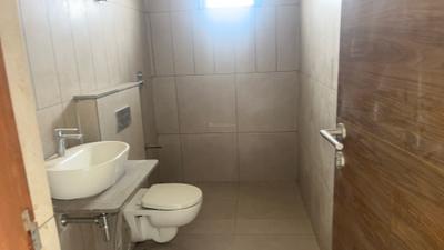 Bathroom Image of 3200 Sq.ft 4 BHK Apartment / Flat for rent in Apurva Aasthaa Onyx, Memnagar Ahmedabad for Rs. 60000