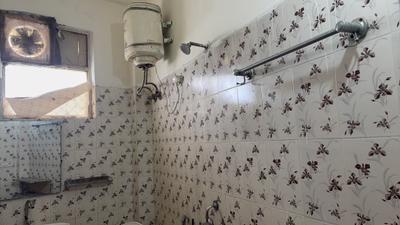 Bathroom Image of 700 Sq.ft 1 BHK Builder Floor for rent in Sector 57 Gurgaon for Rs. 25000