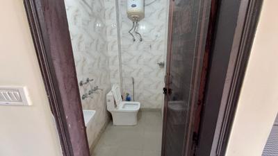 Bathroom Image of 400 Sq.ft 1 BHK Builder Floor for rent in Patel Nagar New Delhi for Rs. 19000