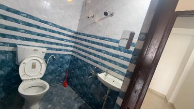Bathroom Image of 900 Sq.ft 1 BHK Apartment / Flat for rent in Banjara Hills Hyderabad for Rs. 15000