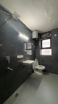 Bathroom Image of 1200 Sq.ft 1 BHK Builder Floor for rent in DLF Phase 1 Gurgaon for Rs. 38000