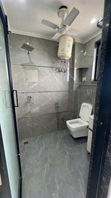 Bathroom Image of 400 Sq.ft 1 RK Independent House for rent in DLF Phase 3 Gurgaon for Rs. 25000