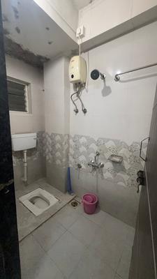Bathroom Image of 600 Sq.ft 1 BHK Builder Floor for rent in Gokhalenagar Pune for Rs. 18000