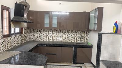 Kitchen Image of 1250 Sq.ft 2 BHK Builder Floor for rent in Indira Nagar Lucknow for Rs. 20000