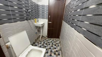 Bathroom Image of 450 Sq.ft 1 BHK Builder Floor for rent in Patel Nagar New Delhi for Rs. 23000