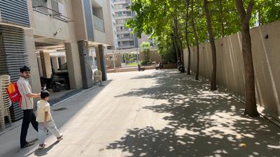 Living Room Image of 1045 Sq.ft 3 BHK Apartment / Flat for rent in Yash Evana, Chandkheda Ahmedabad for Rs. 21000