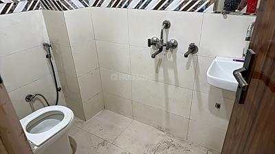 Bathroom Image of 1100 Sq.ft 3 BHK Builder Floor for rent in Mayur Vihar Phase 1 New Delhi for Rs. 35000