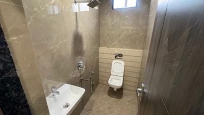 Bathroom Image of 800 Sq.ft 1 BHK Builder Floor for rent in Indra Puri Colony Indore for Rs. 20000