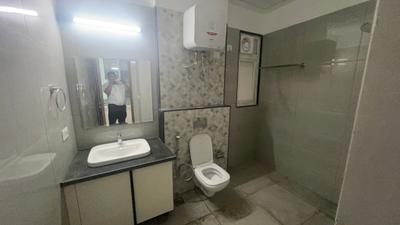 Image of 2385 Sq.ft 4 BHK Apartment / Flat for rent in Wave Veridia, Wave City, Ghaziabad for Rs. 55000