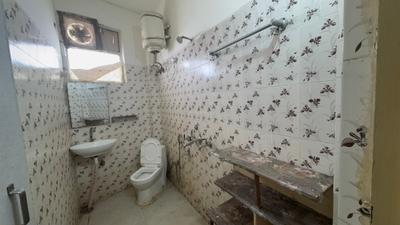 Bathroom Image of 700 Sq.ft 1 BHK Builder Floor for rent in Sector 57 Gurgaon for Rs. 25000