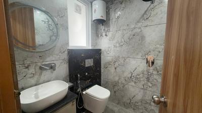 Bathroom Image of 650 Sq.ft 1 BHK Apartment / Flat for rent in Sector 14 Gurgaon for Rs. 32000