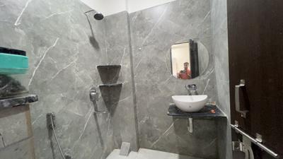 Bathroom Image of 800 Sq.ft 1 BHK Apartment / Flat for rent in Mahalakshmi Nagar Indore for Rs. 20000