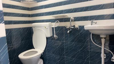 Bathroom Image of 600 Sq.ft 1 BHK Apartment / Flat for rent in Madhapur Hyderabad for Rs. 30000