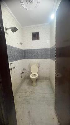 Bathroom Image of 900 Sq.ft 3 BHK Builder Floor for rent in Shastri Nagar New Delhi for Rs. 19999