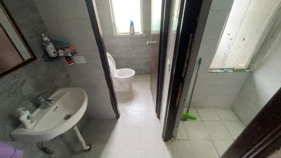 Bathroom Image of 600 Sq.ft 1 BHK Apartment / Flat for rent in Amrapali Dream Valley 2, Noida Extension Greater Noida for Rs. 23000