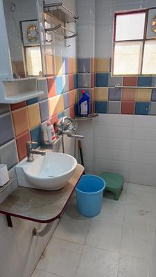 Bathroom Image of 300 Sq.ft 1 RK Apartment / Flat for rent in Indira Nagar Lucknow for Rs. 14000