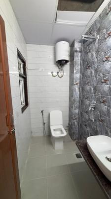 Bathroom Image of 270 Sq.ft 1 RK Independent House for rent in DLF Phase 3 Gurgaon for Rs. 15000