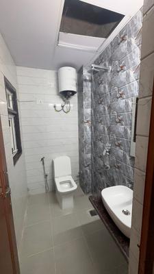 Bathroom Image of 250 Sq.ft 1 RK Apartment / Flat for rent in DLF Phase 3 Gurgaon for Rs. 15000