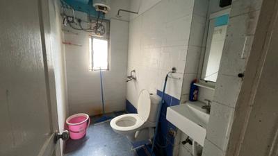 Bathroom Image of 925 Sq.ft 2 BHK Apartment / Flat for rent in Paras Tierea, Sector 137 Noida for Rs. 30000