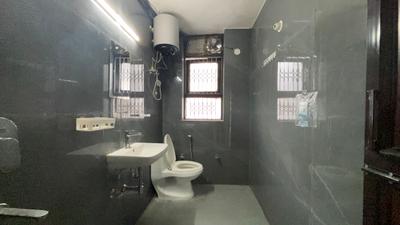 Bathroom Image of 1200 Sq.ft 1 BHK Builder Floor for rent in DLF Phase 1 Gurgaon for Rs. 38000