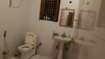 Bathroom Image of 450 Sq.ft 1 RK Builder Floor for rent in Gobrahi Urf Gobardhanpur Muzaffarpur for Rs. 9000