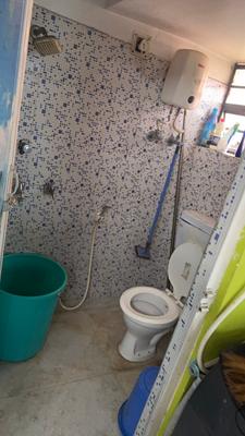 Bathroom Image of 450 Sq.ft 1 BHK Builder Floor for rent in Haltu Kolkata for Rs. 15000