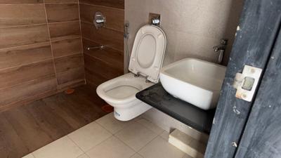 Bathroom Image of 560 Sq.ft 1 BHK Apartment / Flat for rent in Paranjape Blueridge The Groves, Hinjawadi Pune for Rs. 24999