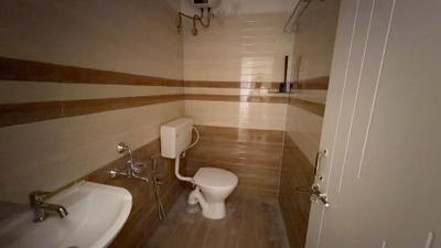 Bathroom Image of 600 Sq.ft 1 BHK Apartment / Flat for rent in Thanisandra Bengaluru for Rs. 26000