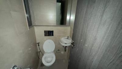 Bathroom Image of 2400 Sq.ft 4 BHK Apartment / Flat for rent in Piramal Mahalaxmi, Worli Mumbai for Rs. 375000