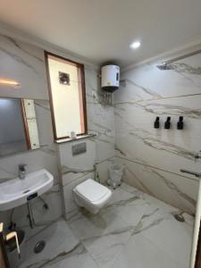 Bathroom Image of 936 Sq.ft 1 BHK Builder Floor for rent in Sector 27 Gurgaon for Rs. 30000